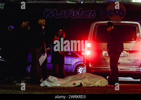 Naples, Italie. 12 mars 2024. À San Giovanni a Teduccio, une banlieue de Naples, un homme, Salvatore Coppola, a été tué dans la rue par une camorra (mafia locale) soupçonnée. La police enquêtrice était sur les lieux du crime où le corps de Salvatore Coppola a été retrouvé. Crédit : Agence photo indépendante/Alamy Live News Banque D'Images