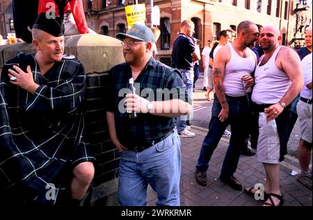 Manchester, Lancashire, Angleterre août 1999. 'Bears' - des hommes gays lourdement construits buvant dans canal Street au cœur du village rose. Manchester, Lancashire, Angleterre août 1990 Royaume-Uni HOMER SYKES Banque D'Images