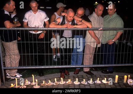 Une bougie allumait une veillée nocturne pour se souvenir des amis et des amants qui étaient morts du sida. Manchester Pride Festival 1990s Royaume-Uni. 1999 Lancashire Angleterre HOMER SYKES. Banque D'Images