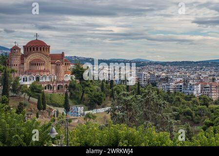 Église de Saint Paul vue des murs de Thessalonique, vestiges des murs byzantins à Thessalonique, Grèce Banque D'Images