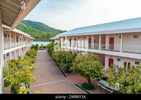 Simple hôtel modeste de deux étages sur une île tropicale avec beaucoup de chambres Banque D'Images