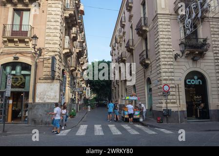 Via Montesano Street, vue de via Etnea dans la partie historique de la ville de Catane sur l'île de Sicile, Italie Banque D'Images