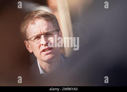 13 mars 2024, Schleswig-Holstein, Mörel : Daniel Günther (CDU), ministre-président du Schleswig-Holstein, répond aux questions des représentants des médias après une rencontre avec le président agricole Lucht dans sa ferme. Le ministre-président Günther s'est rendu dans la ferme du président agricole du Schleswig-Holstein, Lucht, pour discuter de la situation actuelle dans le domaine de l'agriculture. Photo : Marcus Brandt/dpa Banque D'Images