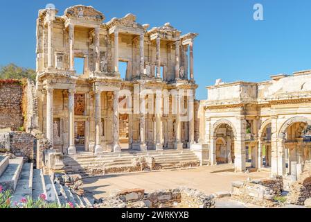 Selcuk, Turquie ; 13 mars 2024 - Une vue des ruines grecques d'Éphèse en Turquie montrant la porte d'Auguste et la bibliothèque de Celsus. Banque D'Images