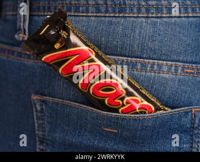 Tambov, Fédération de Russie - 23 janvier 2024 barre de chocolat mars dans une poche arrière de Jean Banque D'Images