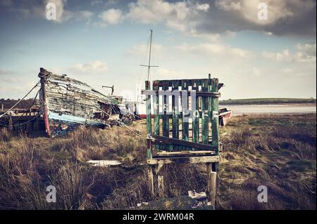 Bateau et jetée à Skippool sur la rivière Wyre, Lancashire, Royaume-Uni Banque D'Images