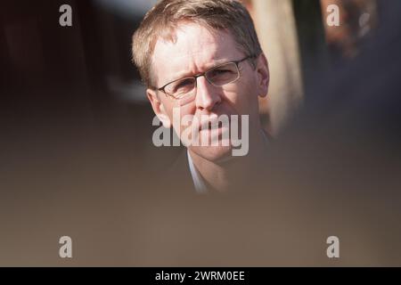 13 mars 2024, Schleswig-Holstein, Mörel : Daniel Günther (CDU), ministre-président du Schleswig-Holstein, répond aux questions des représentants des médias après une rencontre avec le président agricole Lucht dans sa ferme. Le ministre-président Günther s'est rendu dans la ferme du président agricole du Schleswig-Holstein, Lucht, pour discuter de la situation actuelle dans le domaine de l'agriculture. Photo : Marcus Brandt/dpa Banque D'Images