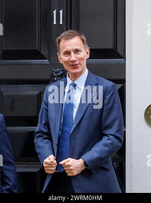 Londres, Royaume-Uni. 13 mars 2024. Le chancelier Jeremy Hunt, à la porte du numéro 11 de Downing Street. Crédit : Mark Thomas/Alamy Live News Banque D'Images