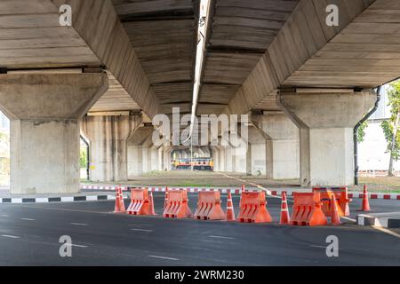 Vue sous la restriction du bloc de chevauchement de l'échangeur de route du pont. Banque D'Images