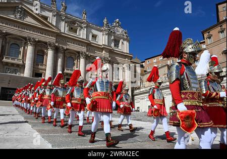 Des membres de la «Compania Romana del Santo Cristo del Sepulcro de Bolanos de Calavatra» de Ciudad Real, Espagne, assistent à l'audience générale hebdomadaire conduite par le pape François sur la place Saint-Pierre au Vatican le 13 mars 2024. Photo par Eric Vandeville/ABACAPRESS.COM crédit : Abaca Press/Alamy Live News Banque D'Images