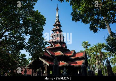 Flèche à sept niveaux du monastère de Bagaya - monastère bouddhiste en bois de teck à Inwa (Ava), Myanmar Banque D'Images