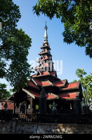 Flèche à sept niveaux du monastère de Bagaya - monastère bouddhiste en bois de teck à Inwa (Ava), Myanmar Banque D'Images