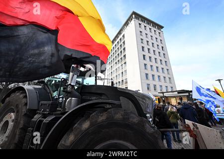 Erfurt, Allemagne. 13 mars 2024. Des manifestants se tiennent devant le parlement de Thuringe avant le début de la session de trois jours. Les thèmes du débat d'une heure comprennent, par exemple, le travail obligatoire de service public pour les demandeurs d'asile et l'extension de l'infrastructure ferroviaire de Thuringe. Crédit : Martin Schutt/dpa/Alamy Live News Banque D'Images