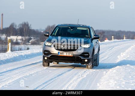 Riga, Lettonie - 16 janvier 2021 : Silver 2019 Opel Grandland SUV sur une route enneigée Banque D'Images