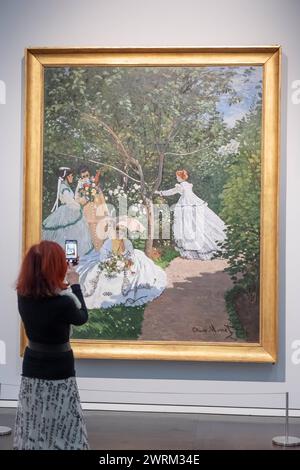 Ausstellung 1863 - PARIS - 1874 : Revolution in der Kunst - Vom salon zum Impressionismus im Wallraf-Richartz-Museum in Koeln. Foto vom 13.03 2024 : Claude Monet 1840-1926, Frauen im Garten , 1866/67, Oel auf Leinwand mit der Sonderausstellung vom 15. Maerz bis zum 28. Juli zeichnet das Koelner Museum den spannenden Weg der franzoesischen Malerei nach und praesentiert ein faszinierendes Panorama an Kuenstlern, Stilrichtungen, Gattungen und Motiven. Siehe epd-meldung vom 13.03.2024 USAGE ÉDITORIAL EXCLUSIF *** exposition 1863 PARIS 1874 Révolution de l'art du salon à l'impressionnisme au Wallraf Richa Banque D'Images