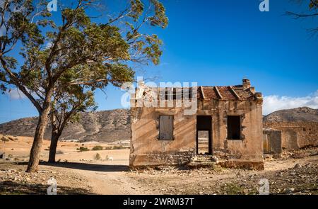 Une ferme abandonnée et abandonnée et une petite exploitation à Ain El Batria, Tunisie Banque D'Images