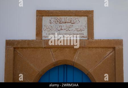 Vue latérale du mémorial principal de l'obélisque au cimetière militaire français de Takrouna, Tunisie. Banque D'Images