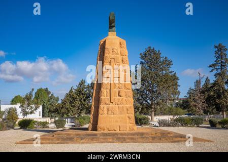 Vue latérale du mémorial principal de l'obélisque au cimetière militaire français de Takrouna, Tunisie. Banque D'Images