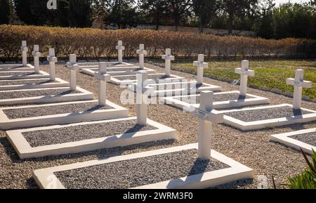 Rangées de tombes blanches avec pierres tombales croisées pour les soldats français libres dans le cimetière militaire français de la seconde Guerre mondiale à Takrouna, Tunisie. Banque D'Images