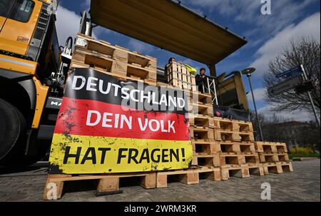 Erfurt, Allemagne. 13 mars 2024. Ute Bergner, député hors parti, s'exprime lors d'une manifestation devant le parlement de Thuringe avant le début de la session de trois jours. Les thèmes du débat d'une heure comprennent, par exemple, le travail obligatoire de service public pour les demandeurs d'asile et l'extension de l'infrastructure ferroviaire de Thuringe. Crédit : Martin Schutt/dpa/Alamy Live News Banque D'Images