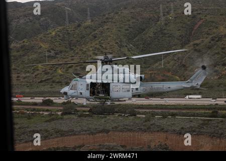 A U.S. Marine corps UH-1Y Venom avec Marine Light Attack Helicopter Squadron (HMLA) 169, Marine Aircraft Group 39, 3rd Marine Air Wing Banque D'Images