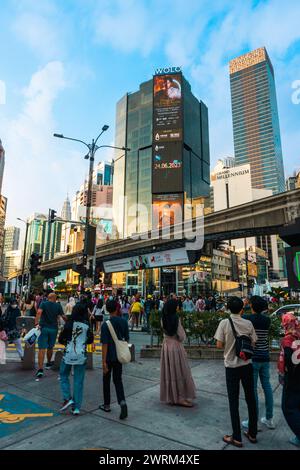 Kuala Lumpur, Malaisie - juin 16 2023 : la rue animée de Jalan Bukit Bintang à l'intersection de Bukit Bintang dans le centre-ville de Kuala Lumpur. Banque D'Images