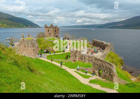 Loch Ness, Écosse, Royaume-Uni - 24 mai 2015 : vue aérienne des touristes visitant le château d'Urquhart à côté du lac Loch Ness. Visité pour la légende de Banque D'Images