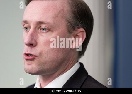 Jake Sullivan, conseiller à la sécurité nationale américaine, s’exprime lors d’une conférence de presse dans la salle de conférence de presse James S. Brady à la Maison Blanche à Washington, DC, États-Unis, le mardi 12 mars, 2024. la Maison Blanche a annoncé une aide militaire de 300 millions de dollars à l'Ukraine, dernière initiative de l'administration Biden pour obtenir de l'aide à Kiev alors que le Congrès est toujours dans l'impasse. Crédit : Tom Brenner/Pool via CNP/MediaPunch Banque D'Images