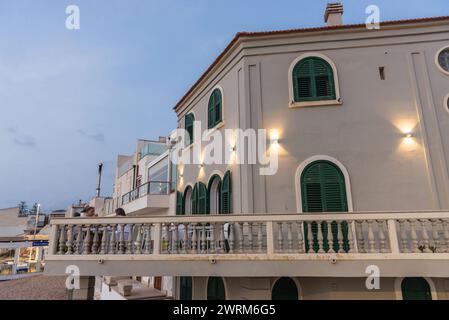 Maison de personnage fictif de livres et séries TV Inspecteur Montalbano dans le village Punta Secca sur l'île de Sicile, Italie Banque D'Images