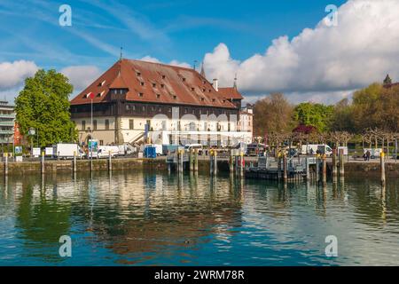 Belle vue sur le bâtiment du Conseil de Constance, construit vers 1388 sur les rives du lac de Constance. Depuis 1912, le bâtiment séculaire médiéval a été... Banque D'Images