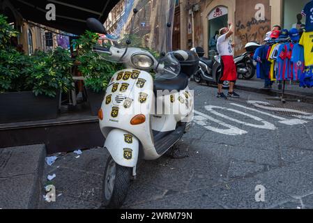 Scooter Piaggio avec autocollants de symbole Trinacria dans la ville de Catane sur l'île de Sicile, Italie Banque D'Images