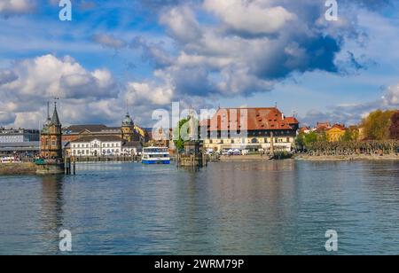 Belle vue sur l'entrée du port de Constance (Constance) avec le phare, la célèbre statue Imperia et le bâtiment du Conseil de Constance vu... Banque D'Images