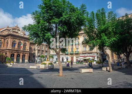 Place Vincenzo Bellini avec Teatro Massimo Bellini opéra dans la partie historique de la ville de Catane sur l'île de Sicile, Italie Banque D'Images