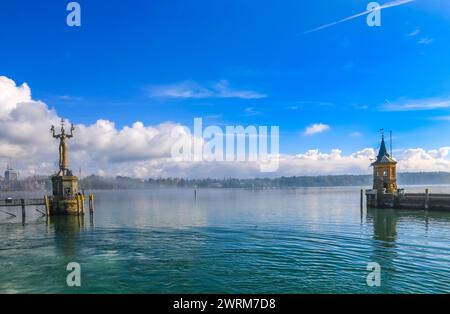 Belle vue sur l'entrée du port de Constance (Constance) par le lac de Constance (Bodensee) en Allemagne, en passant par la célèbre statue d'Imperia et... Banque D'Images