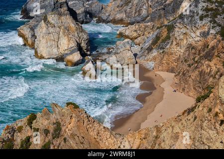 Pittoresque plage de Praia da Ursa au Portugal. Littoral pittoresque de l'océan Atlantique dans l'Europe continentale la plus occidentale. Banque D'Images