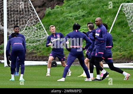 Romford, Royaume-Uni. 13 mars 2024. Les joueurs de West Ham s'échauffent pendant la séance d'entraînement ouverte de West Ham au terrain d'entraînement de West Ham, Romford. Crédit : MARTIN DALTON/Alamy Live News Banque D'Images