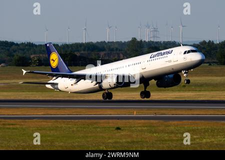 Vienne, Autriche - 13 mai 2018 : départ de l'Airbus A321 d-AIRC de Lufthansa et décollage à l'aéroport de Vienne Banque D'Images