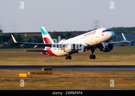 Vienne, Autriche - 13 mai 2018 : Airbus A320 OE-IQB d'Eurowings départ et décollage à l'aéroport de Vienne Banque D'Images