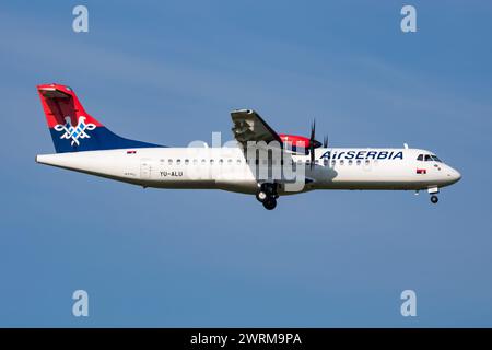 Vienne, Autriche - 20 mai 2018 : Air Serbia ATR-72 YU-ALU avion de passagers arrivée et atterrissage à l'aéroport de Vienne Banque D'Images