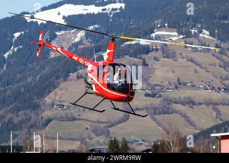 Zell am See, Autriche - 25 mars 2018 : hélicoptère commercial à l'aéroport et à l'aérodrome. Giravion. Industrie aéronautique générale. Transport d'utilité civile Banque D'Images