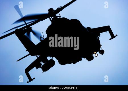 Szolnok, Hongrie - 17 août 2022 : hélicoptère militaire d'attaque Hind de l'armée de l'air hongroise Mil mi-24. Opération de vol. Industrie aéronautique et rotorcraft. Banque D'Images