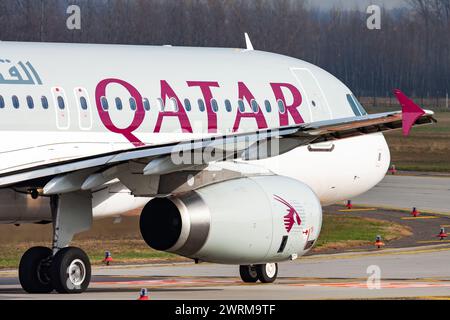 Budapest, Hongrie - 17 novembre 2015 : Qatar Airways avion de passagers à l'aéroport. Planifiez un vol. Aviation et aéronefs. Transport aérien. Global Banque D'Images