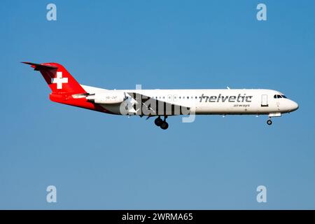 Zurich, Suisse - 8 septembre 2014 : avion de ligne Helvetic Airways à l'aéroport. Planifiez un vol. Aviation et aéronefs. Transport aérien. GL Banque D'Images