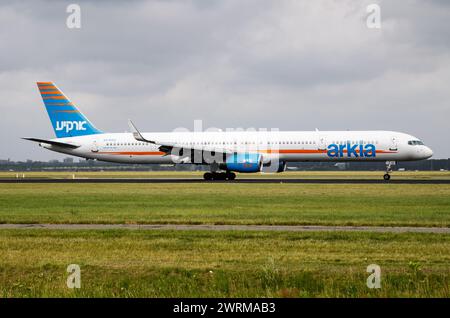 Amsterdam, pays-Bas - 3 juillet 2017 : avion de passagers Arkia Israeli Airlines à l'aéroport. Planifiez un vol. Aviation et aéronefs. Transport aérien Banque D'Images