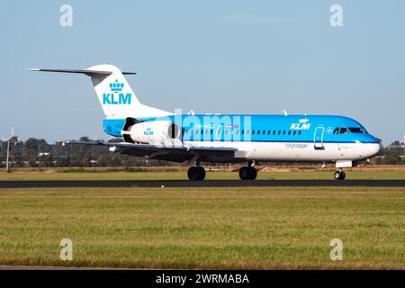 Amsterdam / pays-Bas - 13 août 2014 : KLM Royal Dutch Airlines Fokker 70 pH-WXD avion de passagers arrivée et atterrissage à l'aéroport d'Amsterdam Schipol Banque D'Images