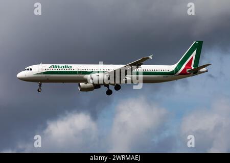 Amsterdam, pays-Bas - 14 août 2014 : avion de passagers Alitalia à l'aéroport. Planifiez un vol. Aviation et aéronefs. Transport aérien. Global in Banque D'Images