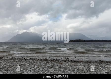 Ciel spectaculaire au-dessus du lac te Anau, dans le district de Fiordland de l'île du Sud de la Nouvelle-Zélande. Banque D'Images