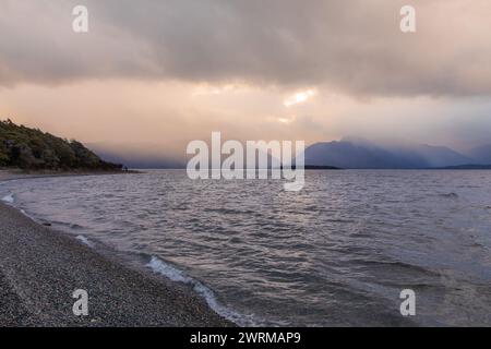 Ciel spectaculaire au-dessus du lac te Anau, dans le district de Fiordland de l'île du Sud de la Nouvelle-Zélande. Banque D'Images