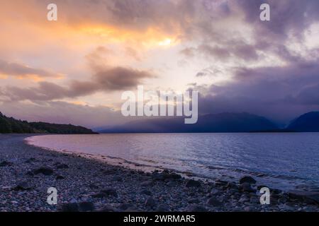 Ciel spectaculaire au-dessus du lac te Anau, dans le district de Fiordland de l'île du Sud de la Nouvelle-Zélande. Banque D'Images