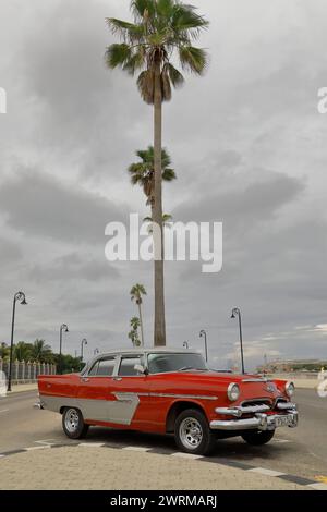 062 Oldtimer rouge-gris almendron voiture -char yank, Dodge classic- de 1956 stationné sur l'avenue Avenida del Puerto-Port. Vieille Havane-Cuba. Banque D'Images